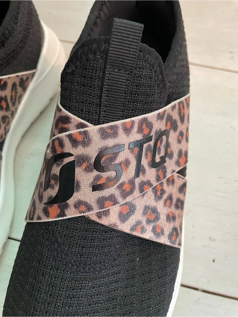 STQ Leopard Print Black Slip-On Women's Stretch Sneakers Size 7.5 Lightweight - Picture 3 of 7